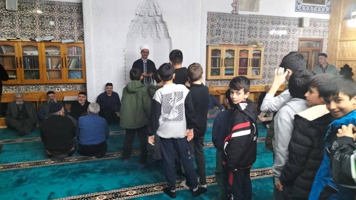 Erzurum’da çocuklar camiye akın etti