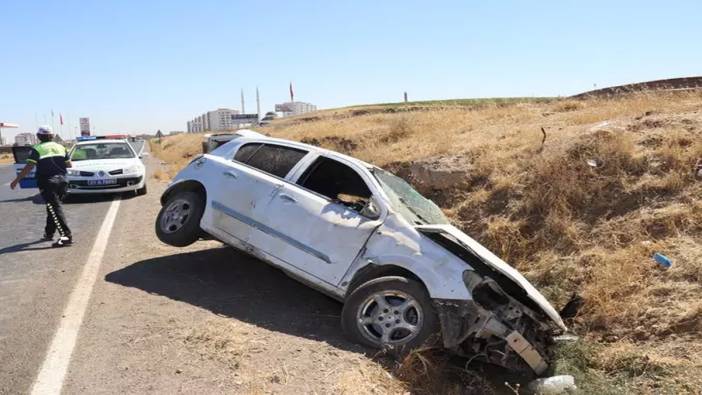 Diyarbakır'da şarampole devrilen otomobilde 4 yaralı