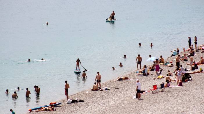 Antalya’da bayram tatili yoğunluğu ‘Konyaaltı’na akın ettiler