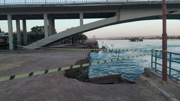 Birecik'te Fırat Nehri kıyısındaki yol çöktü