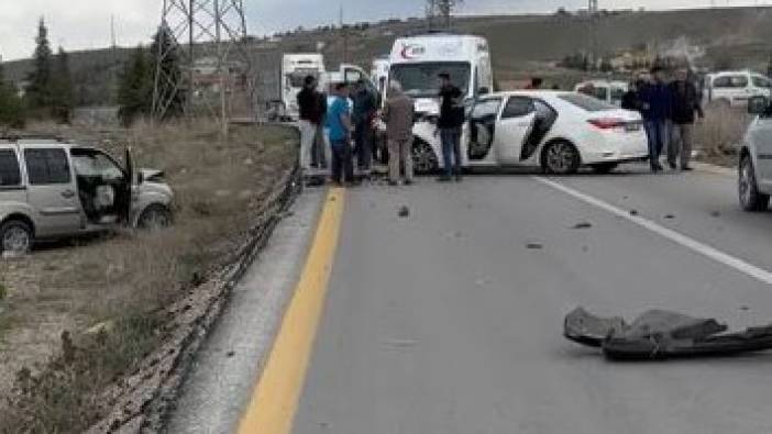 Ankara'da iki otomobil çarpıştı ! 1'i ağır 5 yaralı