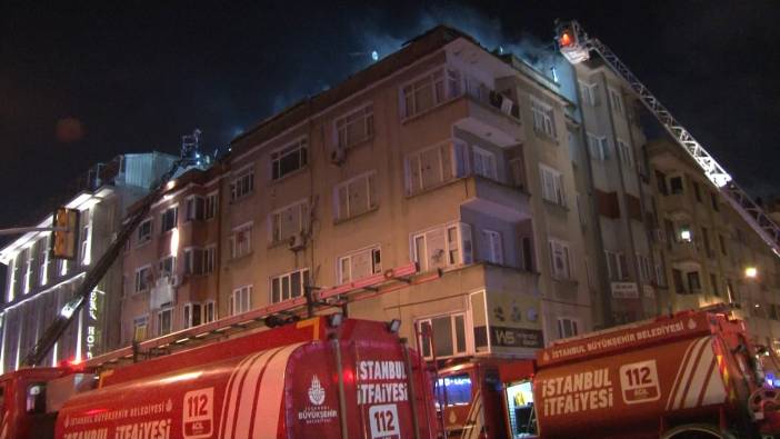 Fatih'te  bir binanın çatısı alev alev yandı