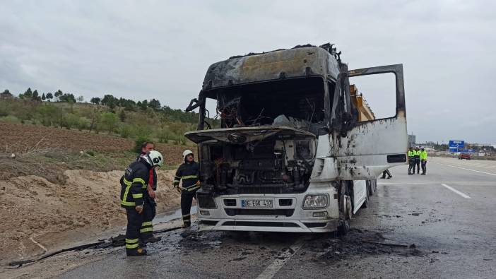 Bilecik'te hafriyat kamyonu alev alev yandı