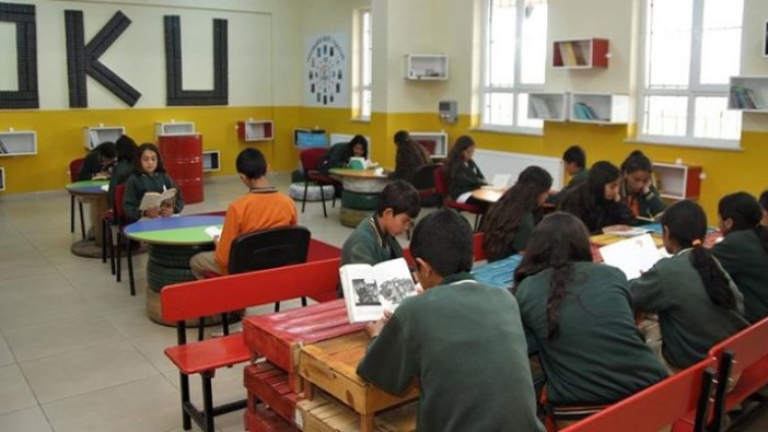 Atık malzemelerle 'geri dönüşüm kütüphanesi' oluşturdular