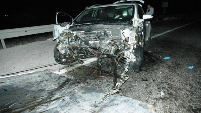Yok böyle kaza: Arabanın motoru yerinden fırladı