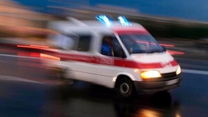 Halay çekenlere otomobil çarptı!