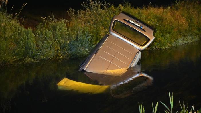Otomobil su kanalına uçtu Sürücüsü yüzerek olay yerinden kaçtı