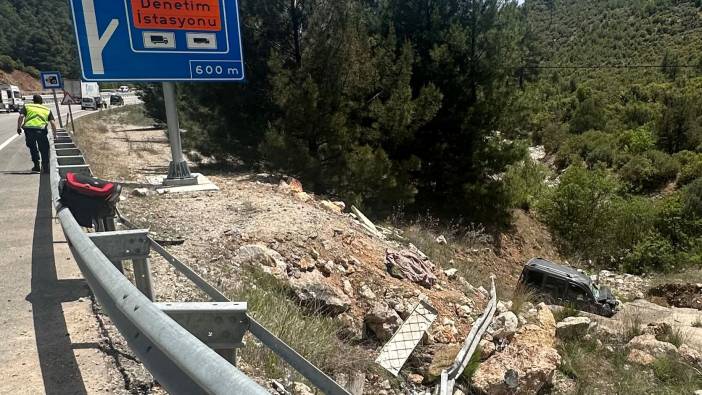Antalya'da hafif ticari araç devrildi: 1 ölü 2 yaralı