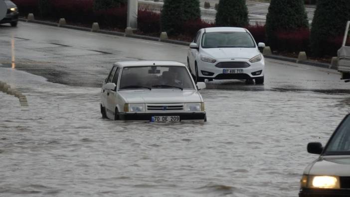 Karaman’da araçlar suya gömüldü