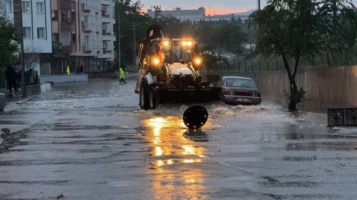 Ankara'da yollar çöktü, ev ve iş yerlerini su bastı