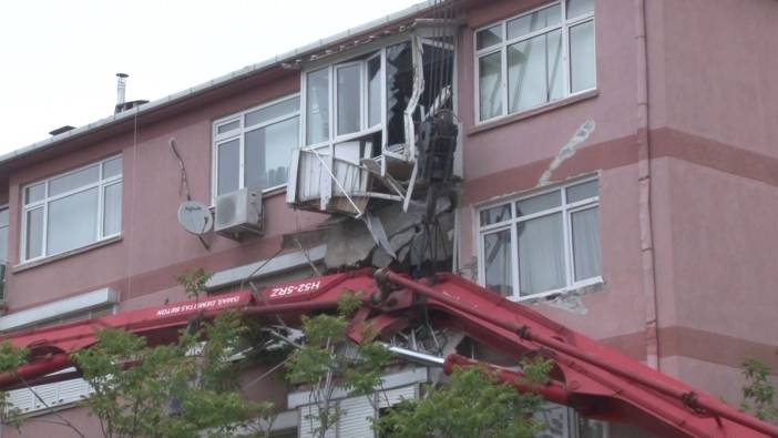 Devrilen beton pompası iki balkonu yıktı