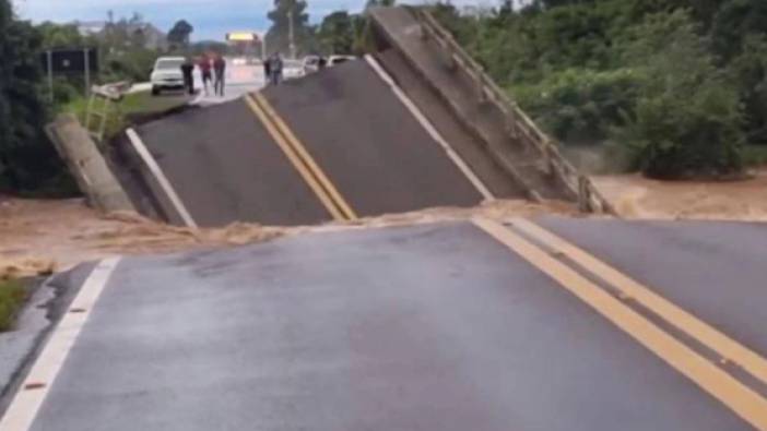Aşırı yağışlardan köprü çöktü