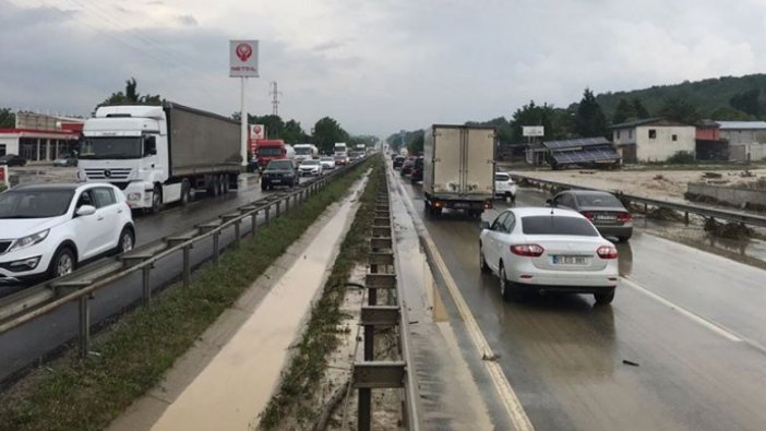 Kocaeli'nde D-100 Karayolu ulaşıma kapandı