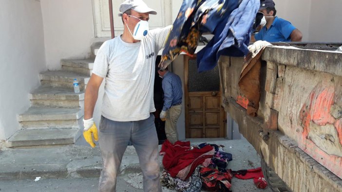 Evinden 6 traktör çöp çıktı