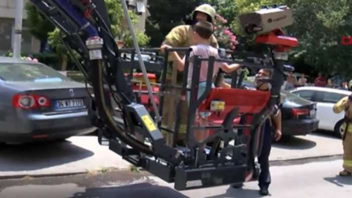 Kadıköy'de yangın: Anne baba öldü, engelli oğulları kurtarıldı