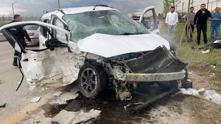 Ankara'da otomobiller kafa kafaya çarpıştı: Yaralılar var