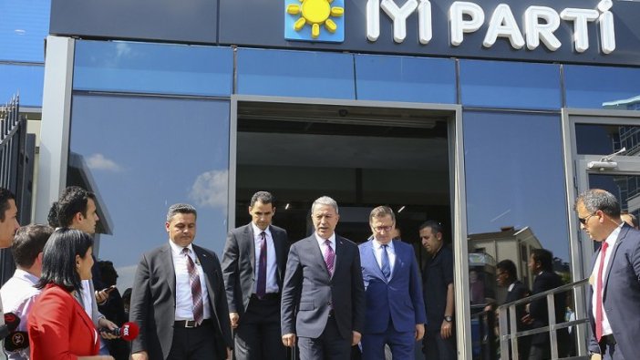 Bakan Akar'dan Akşener'e ziyaret