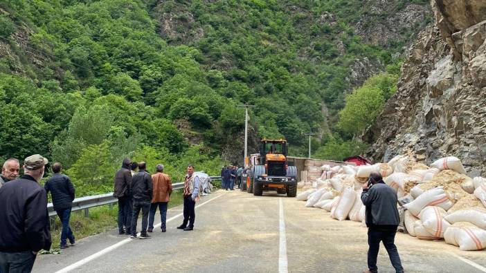 Gümüşhane’de tır devrildi: 1 yaralı