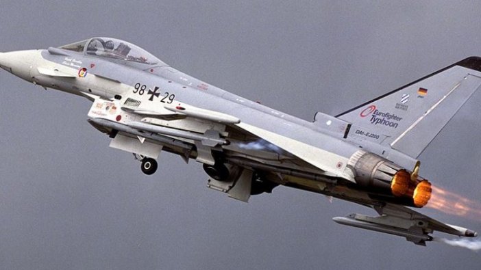 Almanya'da iki Eurofighter uçağı düştü