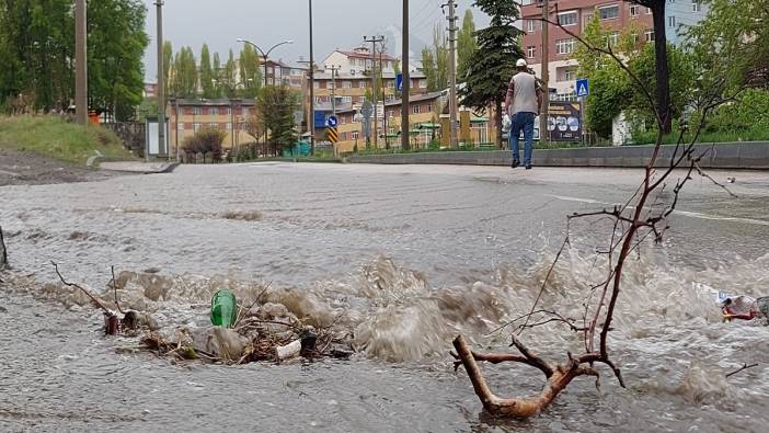 Erzurum'da etkili olan yağış vatandaşlara zor anlar yaşattı