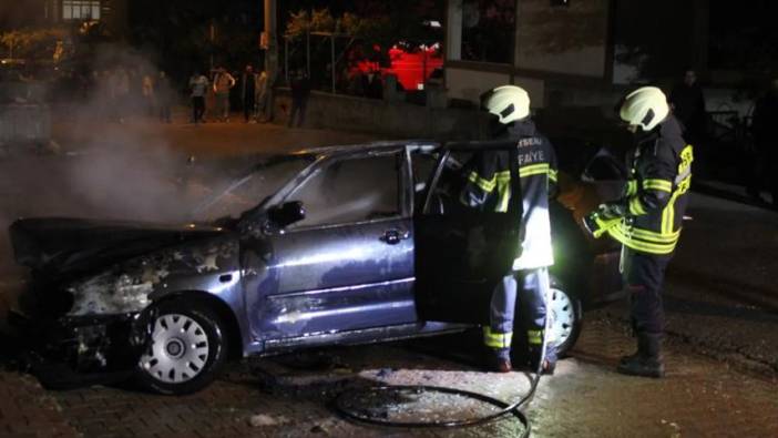 Park halinde araç alev aldı: Kullanılamaz hale geldi