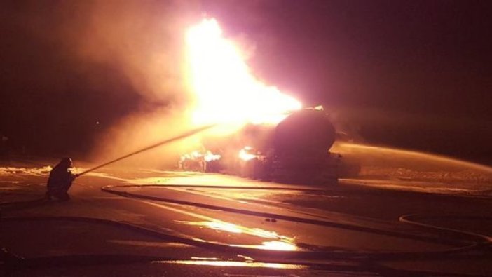 Kimyasal yüklü tanker alev alev yandı