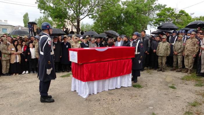 Yıldırım düşmesi sonucu şehit olan korucu toprağa verildi