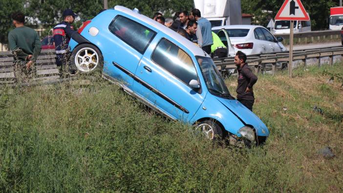 Otomobil bariyerlerde asılı kaldı