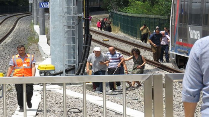 Marmaray arıza yaptı; vatandaşlar raylarda yürüdü