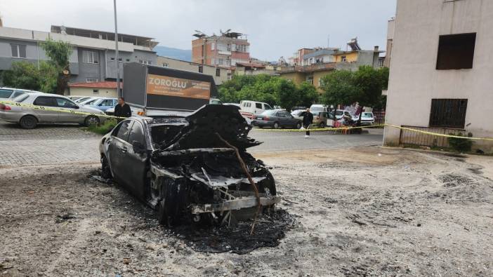 Park halindeki lüks otomobil yanarak küle döndü