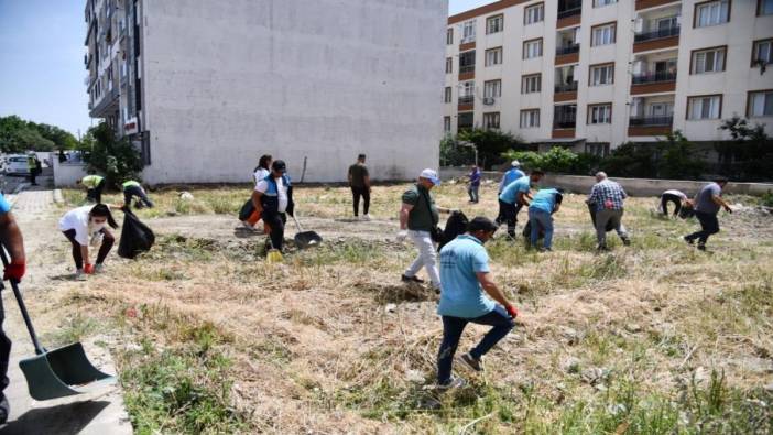 Yunusemre çöplerden arındırıldı: 2 buçuk ton çöp çıktı