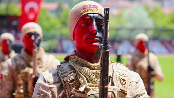 Komandolar 19 Mayıs coşkusunu harika bir gösteriyle yansıttı