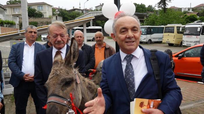 ‘Eşekli Dostoyevski’ köy köy gezip çocuklara kitap dağıtıyor