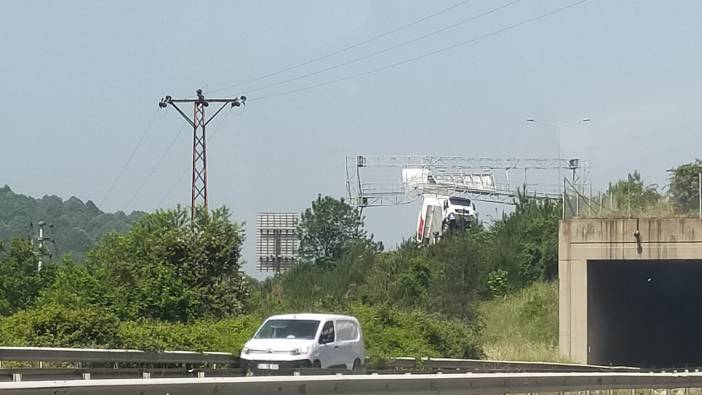 Kamyonun damperi uyarı levhasına çarptı