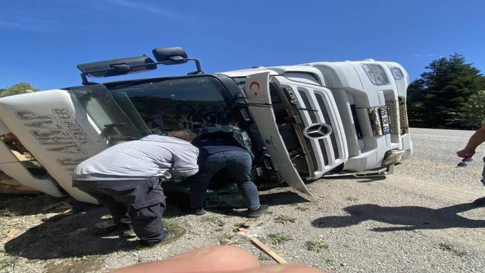 Tomruk yüklü TIR devrildi: 1 kişi yaralandı