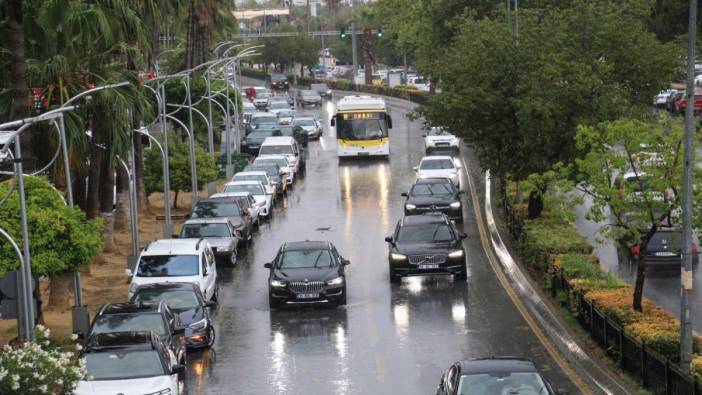 Mersin'i sağanak yağış vurdu