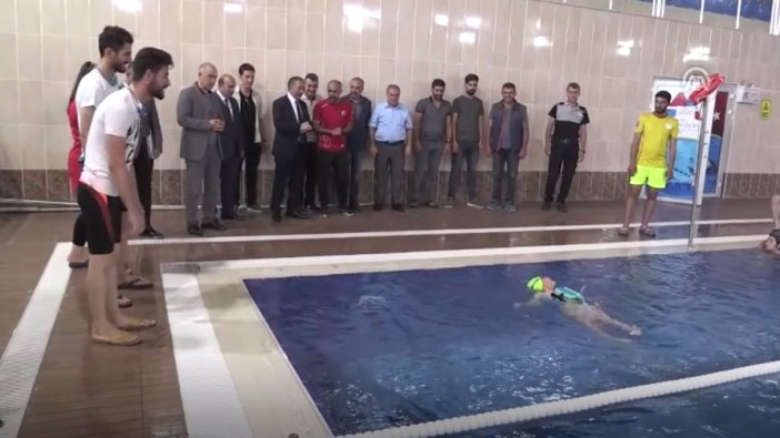 Yürüme engelini havuzda attığı kulaçlarla aştı