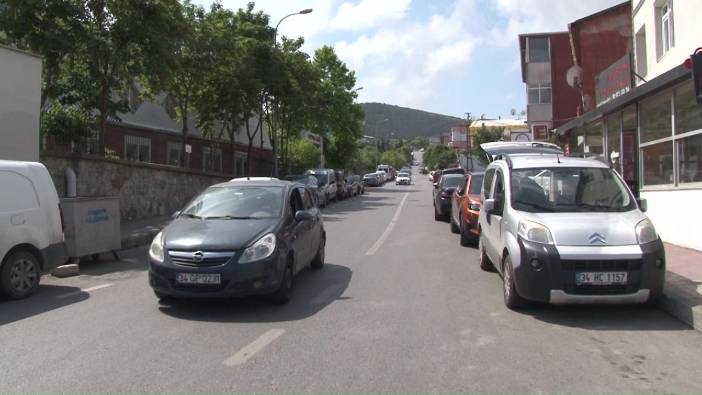 Ataşehir'de park halindeki kamyonet çalındı ‘O anlar kamerada’