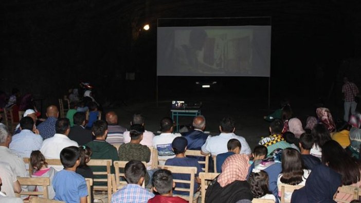 Tuz mağarasında sinema keyfi