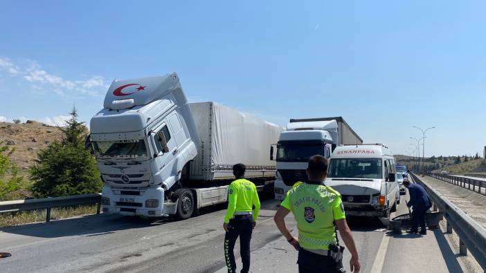 Minibüs sürücüsü direksiyon hakimiyetini kaybetti