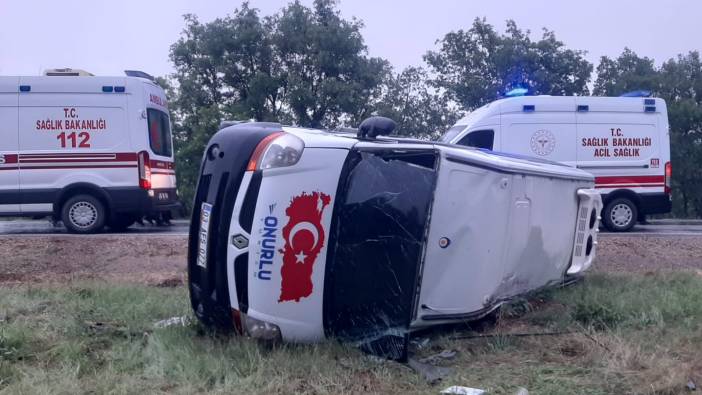 Afyonkarahisar'da minibüs devrildi: 14 yaralı