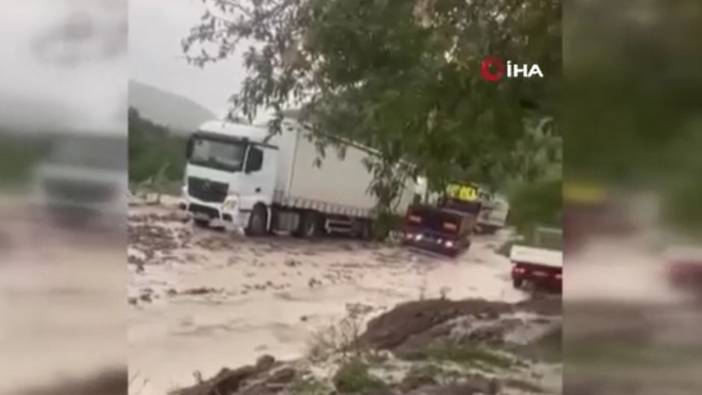 Ankara'da şiddetli yağmur kayaları yola düşürdü