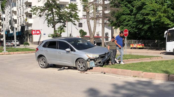 Elazığ’da araç refüje çıktı