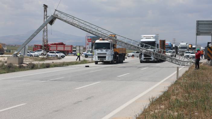 Konya'da direk minibüsün üzerine devrildi