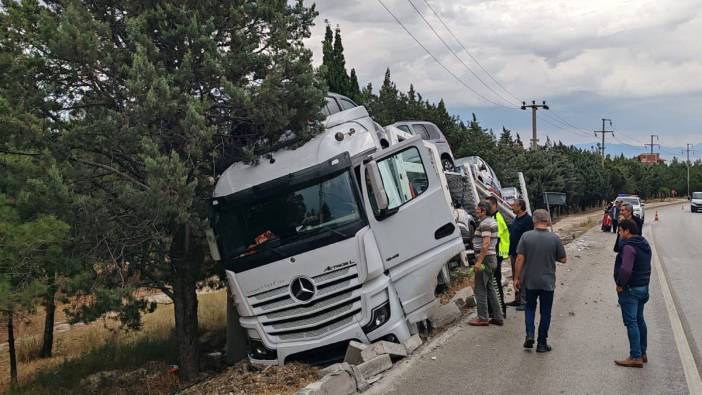 Burdur'da araba yüklü tır şarampole girdi