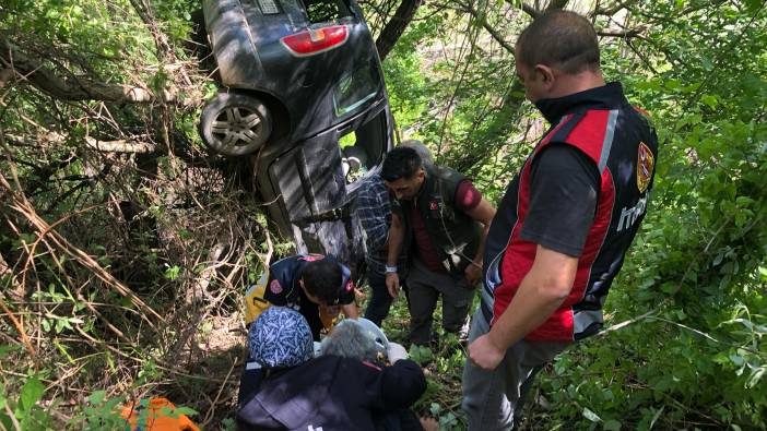 Artvin'de otomobil şarampole devrildi: 2 yaralı