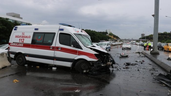 Ataşehir'de ambulans kaza yaptı
