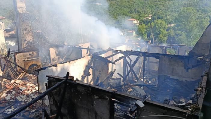 Kastamonu’da 3 ev küle döndü