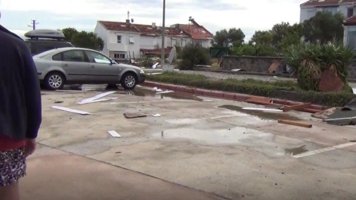 Ayvalık'taki hortum sitede büyük hasara yol açtı