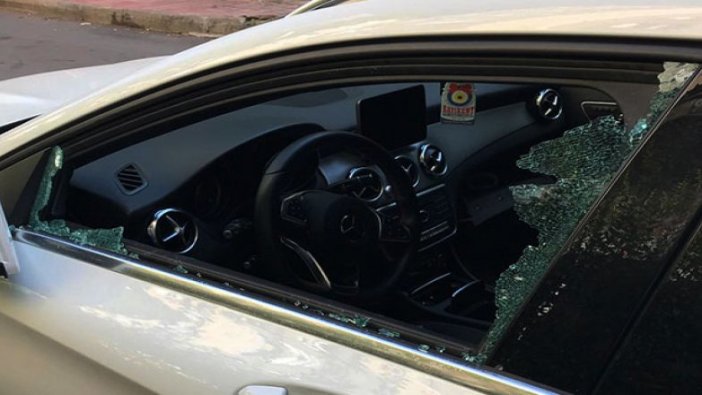 Camlarını kırdıkları 15 aracın içindeki eşyayı çaldılar